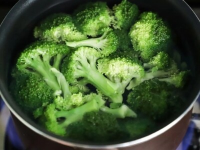 broccoli on a bowl with water